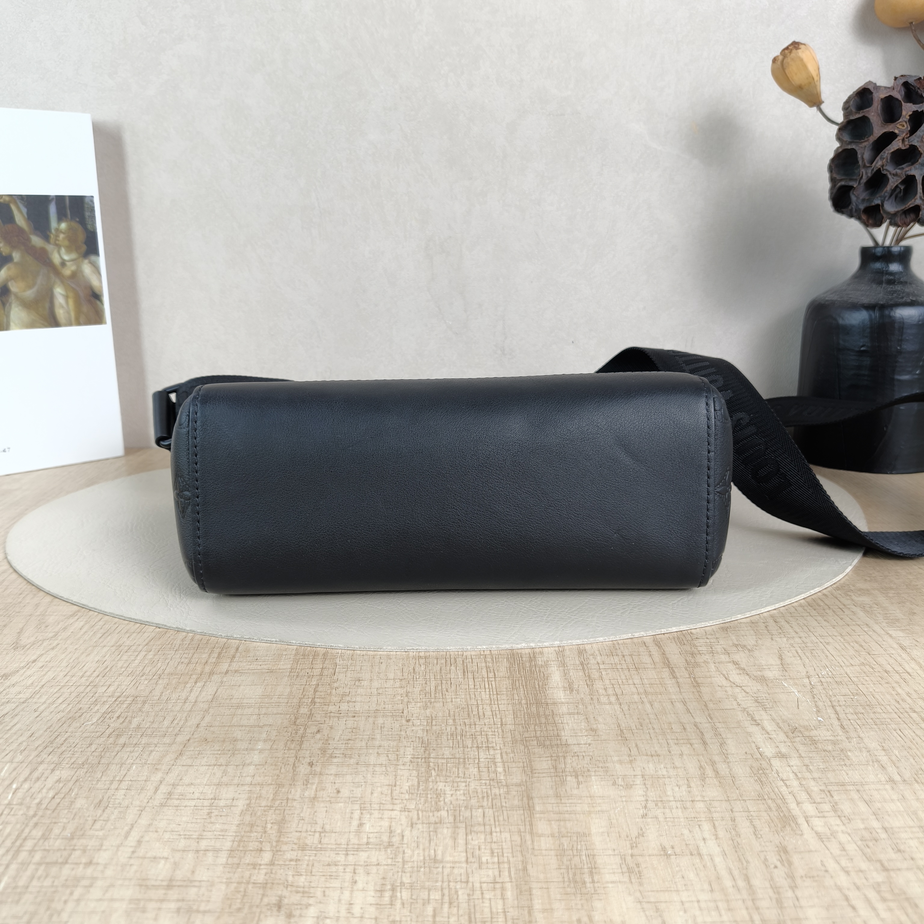 Louis Vuitton Crossbody Bag Pulse Messenger Bag Black Calfskin Medium26.6 × 11 × 17 cm — cover view 4 of 5