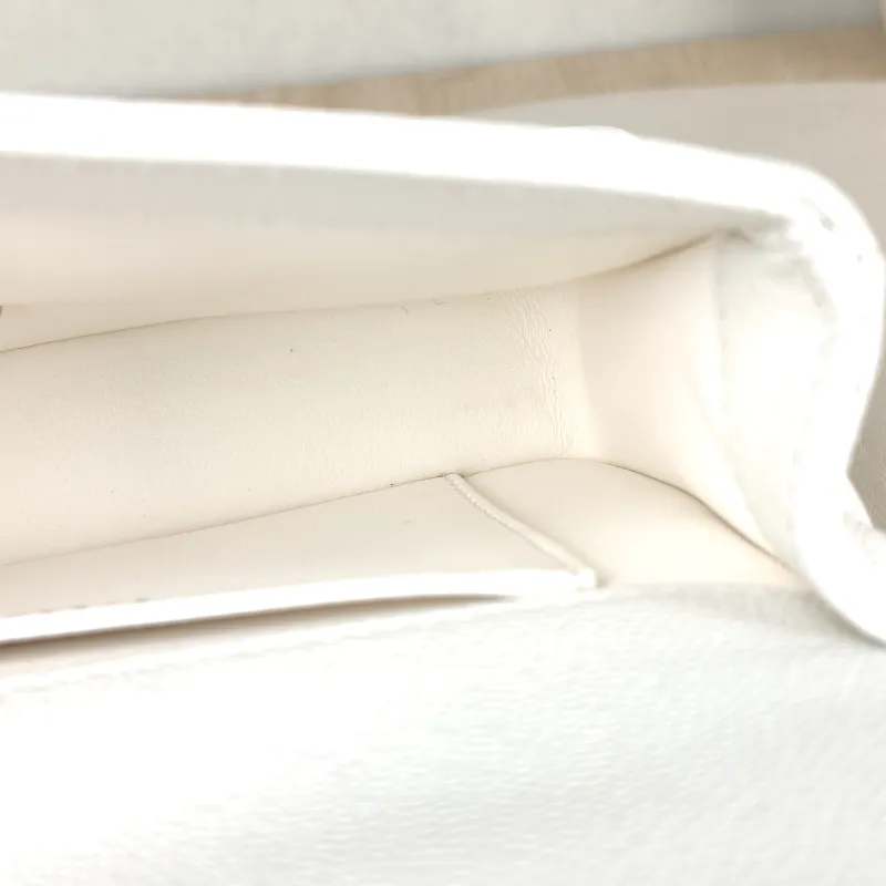 Chanel Crossbody Bag White Grained Calfskin 18 × 5 × 12 cm — detail view 4 of 13