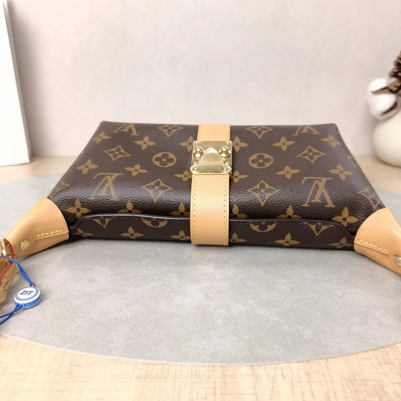 Louis Vuitton Shoulder Bag Pochette Mia Monogram PVC One Size22 × 8 × 14.5 cm — detail view 7 of 16