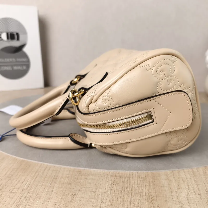 GUCCI Crossbody Bag GG matelasse Beige Calfskinmini19 × 11 × 13 cm — detail view 4 of 11