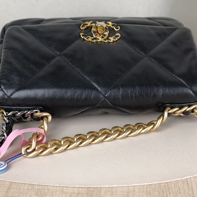 Chanel Crossbody Bag19Bag Black SL ambskin Small26 × 9 × 16 cm — detail view 2 of 15