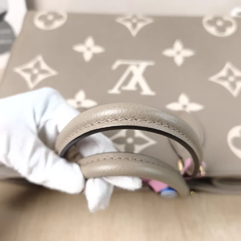 Louis Vuitton Shoulder Bag Onthego Medium · White Empreinte Embossed Calfskin Medium35 × 14 × 27 cm — detail view 7 of 11