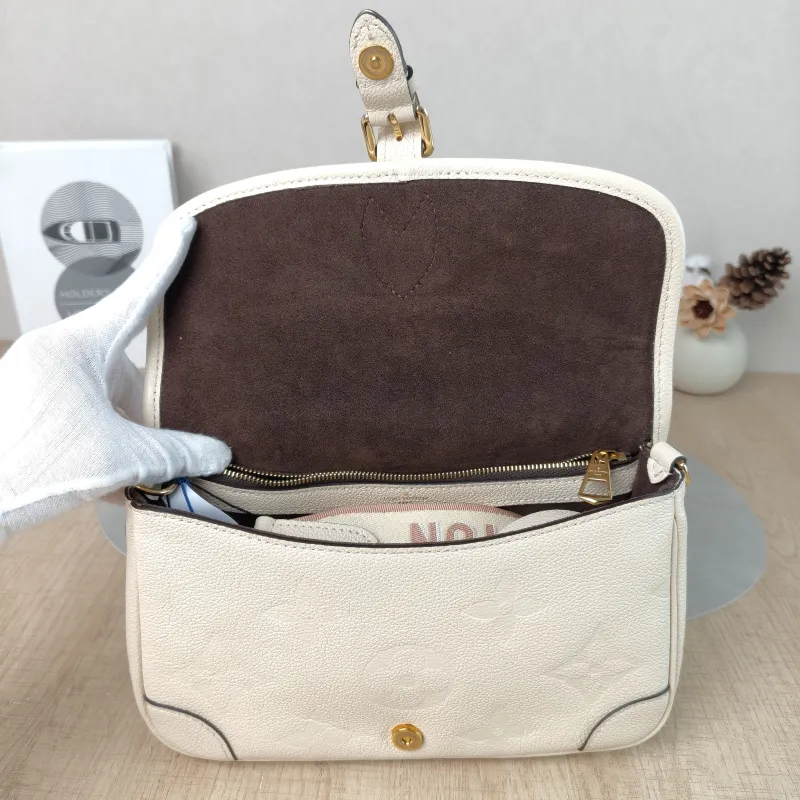 Louis Vuitton Crossbody Bag Diane Baguette Bag White Monogram Empreinte Embossed Calfskin Small 24 × 9 × 15 cm — detail view 7 of 11