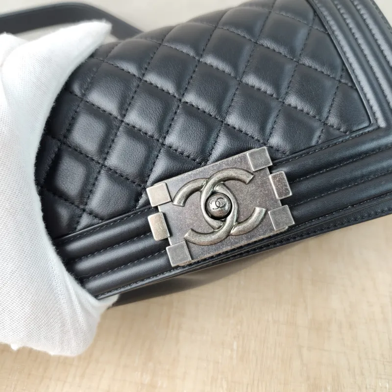 Chanel Crossbody Bag Le Boy​Black Lambskin Small20.5 × 8.5 × 12 cm — detail view 3 of 16