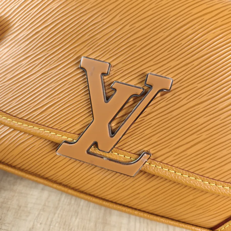 Louis Vuitton Shoulder Bag BUCI Epi Embossed Calfskin One Size 24.5 × 9 × 15.5 cm — detail view 4 of 12