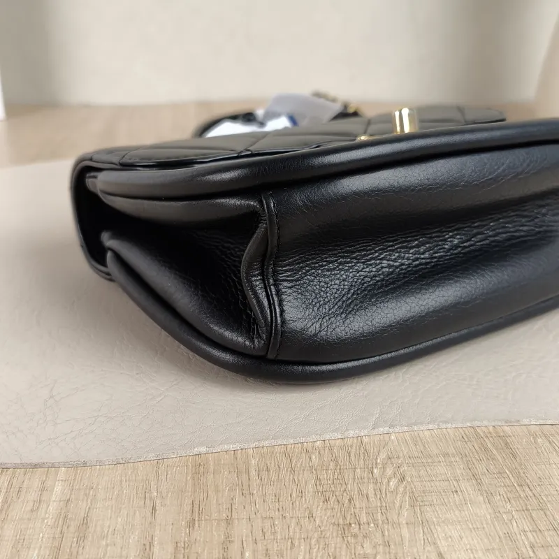 Chanel Crossbody Bag Crossbody Bag Black Calfskin One Size18.5 × 7 × 13 cm — detail view 2 of 11