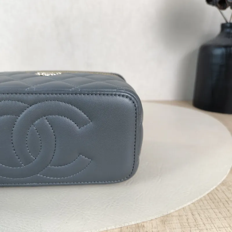 Chanel Crossbody Bag Edition Grey Lambskinmini16 × 8 × 9.5 cm — detail view 5 of 14