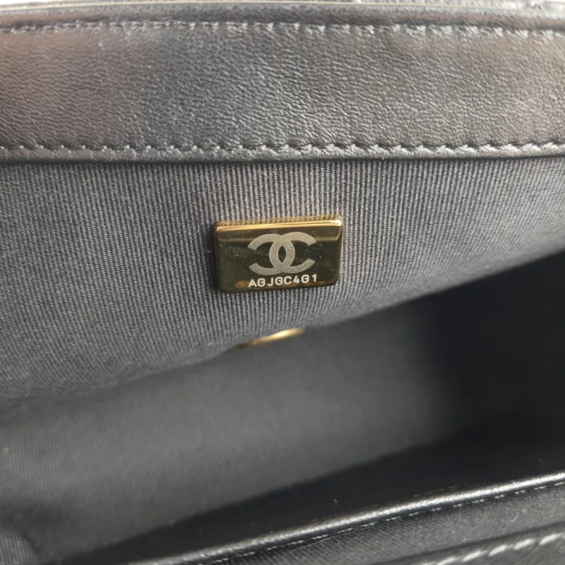 Chanel Crossbody Bag Pearl Black Lambskin Small 19 × 6 × 14 cm — detail view 10 of 11