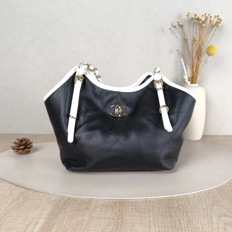 Chanel Shoulder Bag cocobeach Collection Black Lambskinmini29 × 6 × 20 cm