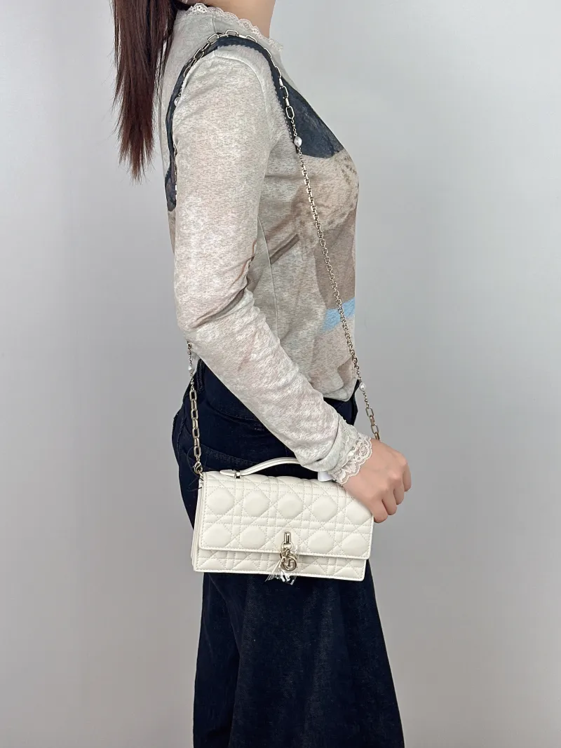DIOR Shoulder Bag My Chain Bag White Lambskin mini21 × 4.5 × 11.5 cm — on-model view 1 of 3