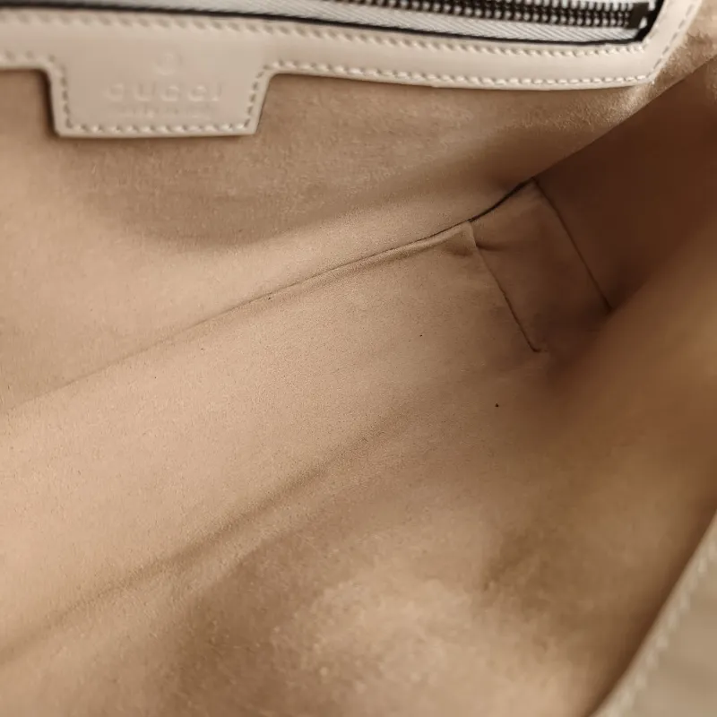 GUCCI Crossbody Bag GG Marmont Medium Marmont 26 White Calfskin 26 × 7 × 15 cm — detail view 3 of 12