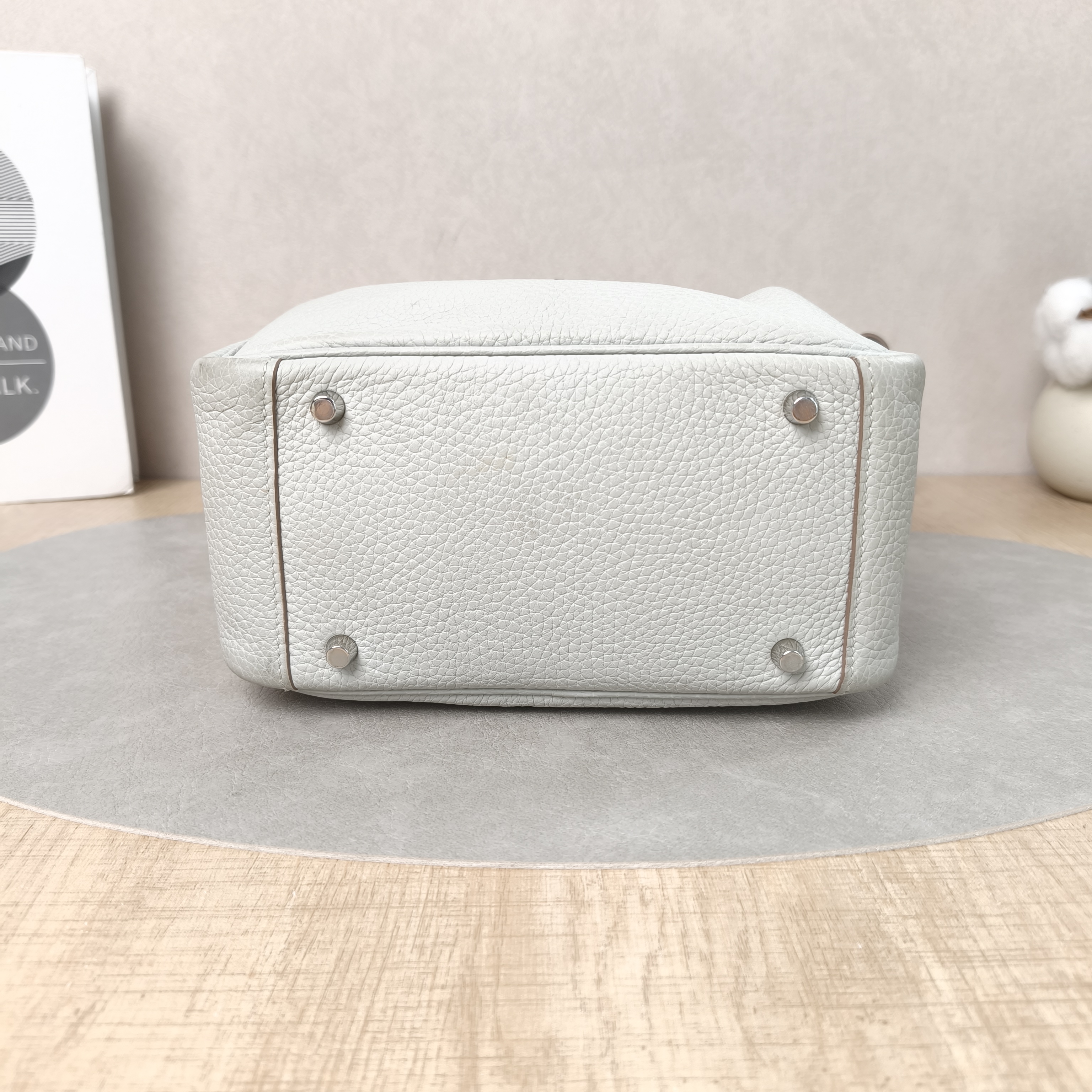 Hermès Crossbody Bag Lindy Mini 1980Pearl TC Calfskinmini19 × 9.5 × 13 cm — cover view 5 of 6