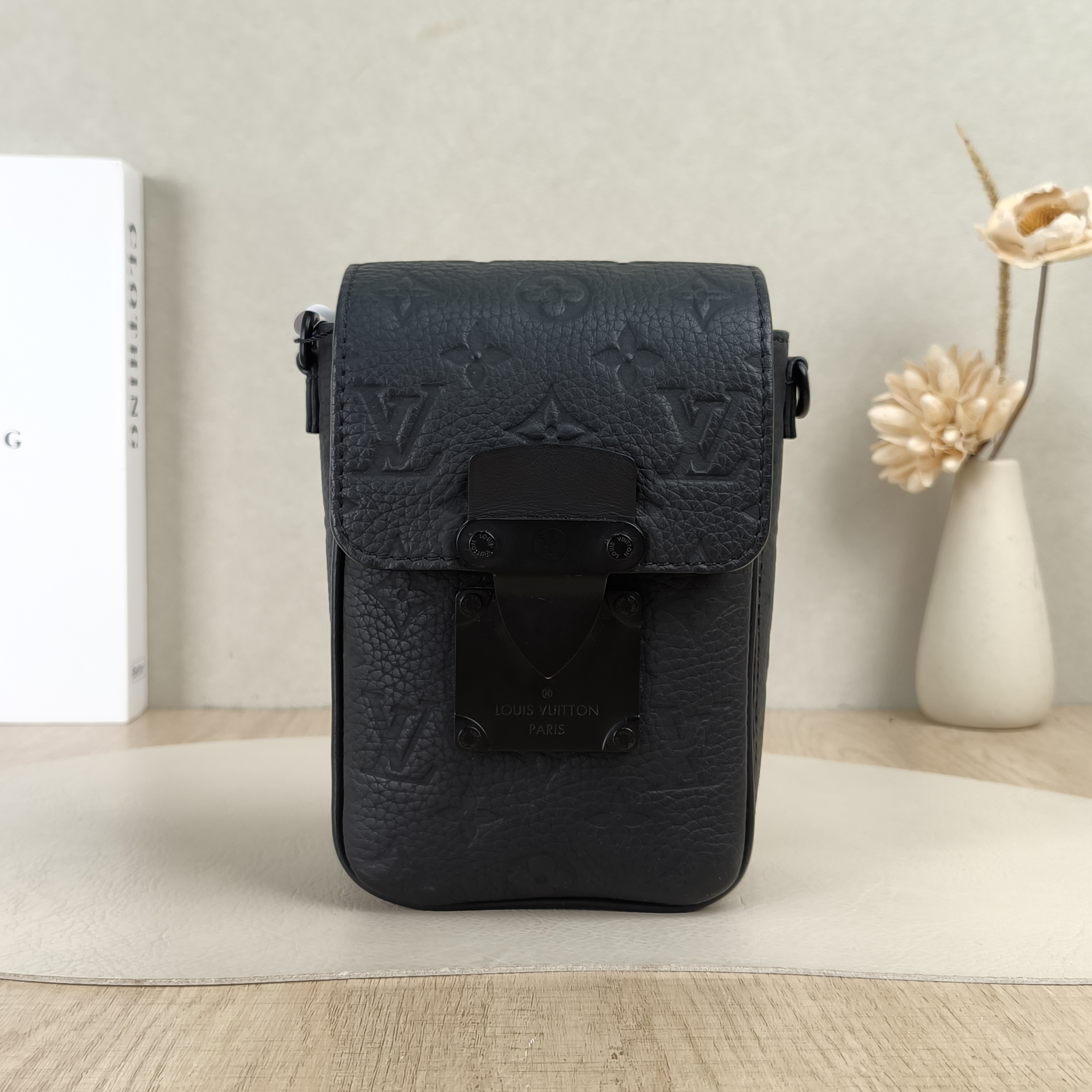 Louis Vuitton Crossbody Bag S-Lock Vertical Box Black Calfskinmini12 × 7 × 19 cm