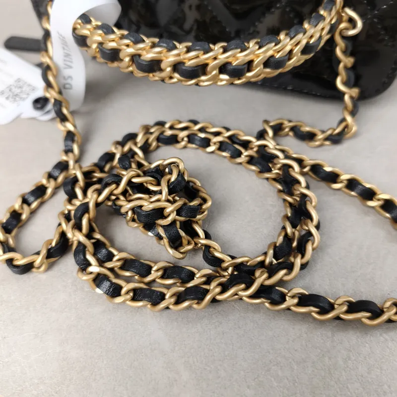 Chanel Crossbody Bag Edition Black Patent Leathermini16 × 8 × 9.5 cm — detail view 12 of 13