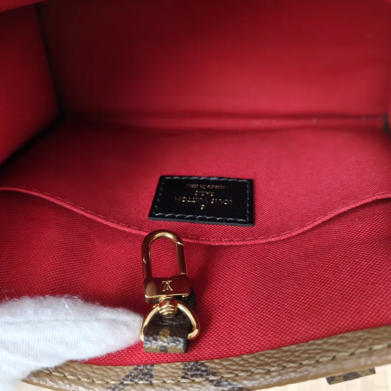 Louis Vuitton Crossbody Bag Onthego BB Monogram PVCBB18 × 8.5 × 15 cm — detail view 8 of 12