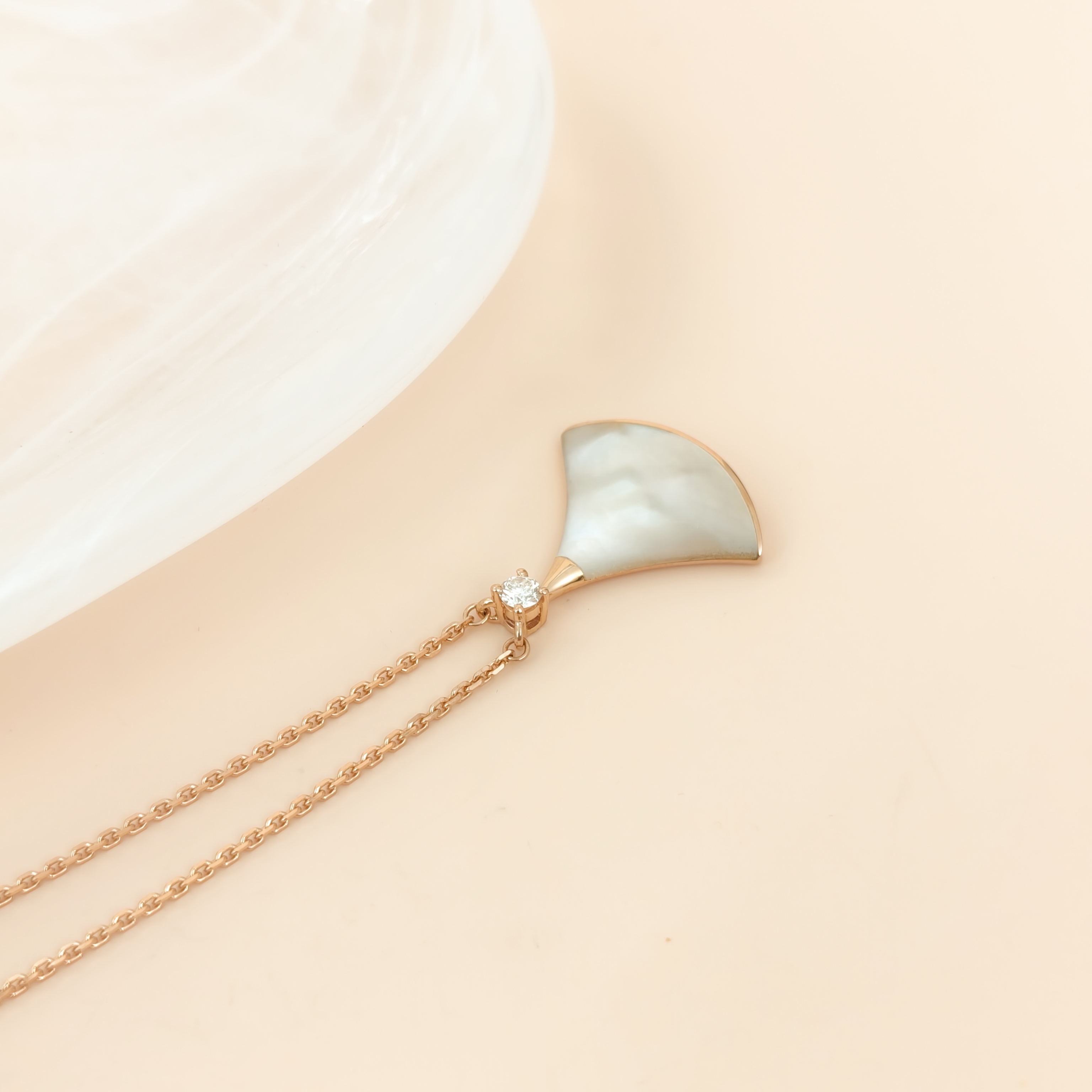 Bvlgari Necklace DIVAS’ DREAM Collection Pearl White Mother-of-Pearl Diamond18KR ose Gold Medium Pendant2cm 44cm — cover view 8 of 9