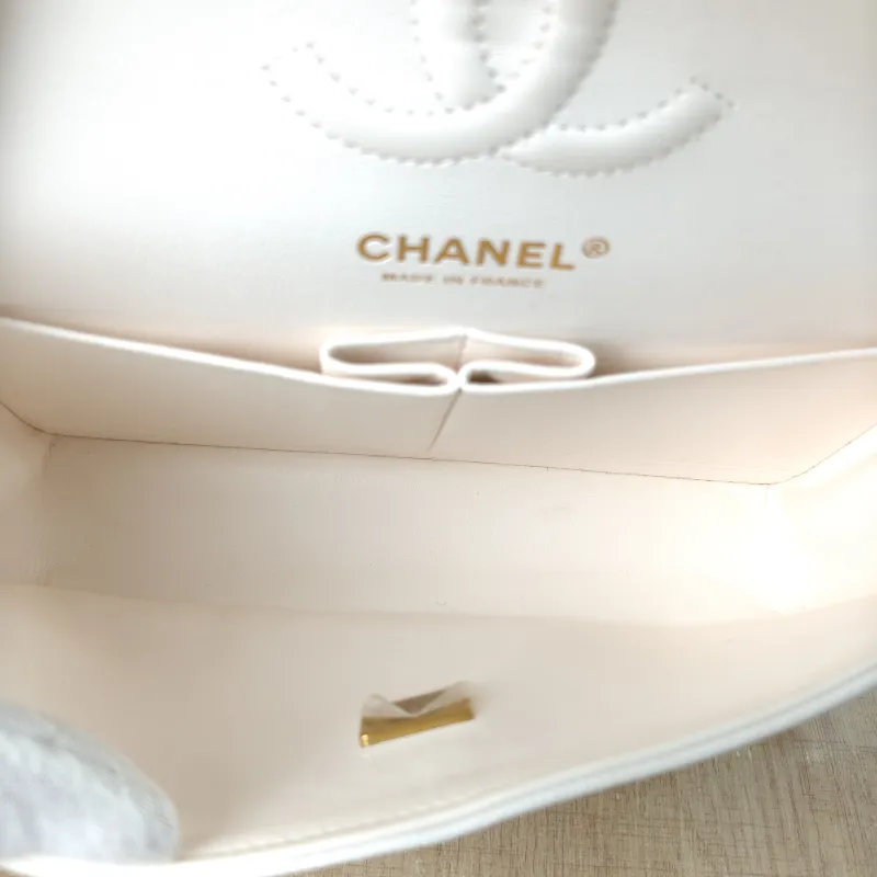 Chanel Crossbody Bag Classic Flap CF White Grained Calfskin Small 23 × 6 × 14.5 cm — detail view 1 of 13