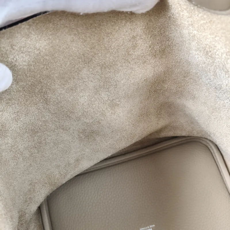 Hermès Top Handle Bag Picotin Lock 22 22S2 Taurillon Clemence TC Calfskin Medium22 × 17 × 21 cm — detail view 9 of 17