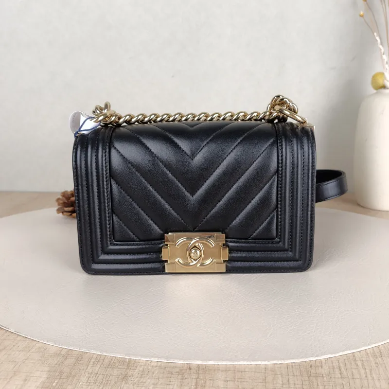 Chanel Crossbody Bagv Le Boy​Black Calfskin Small20.5 × 8.5 × 12 cm