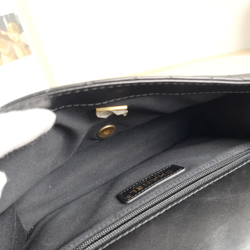 Chanel Crossbody Bag21b Black Calfskin One Size25 × 8 × 17 cm — detail view 2 of 13