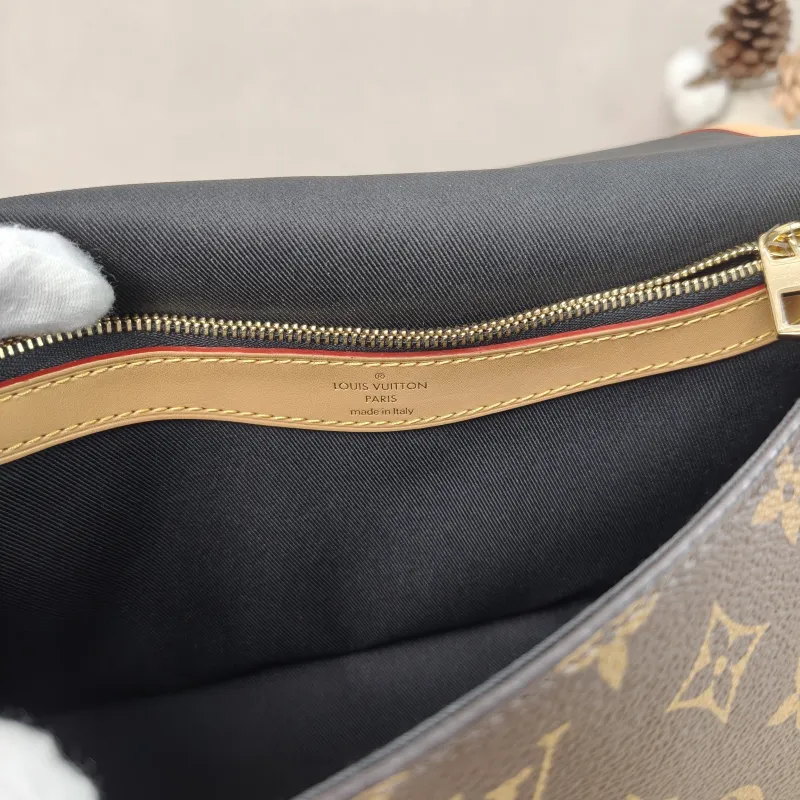 Louis Vuitton Crossbody Bag Diane Baguette Bag Shoulder Strap PVC Small24 × 9 × 15 cm — detail view 14 of 21