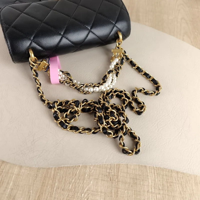 Chanel Crossbody Bag Pearl Black Lambskin Small 19 × 6 × 14 cm — detail view 5 of 11