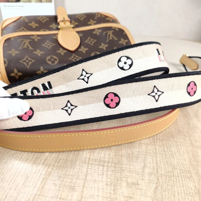 Louis Vuitton Crossbody Bag Diane Baguette Bag Shoulder Strap PVC Small 24 × 9 × 15 cm — detail view 4 of 13