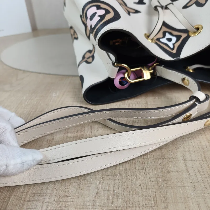 Louis Vuitton Shoulder Bag NÉONOÉ Bucket Bag PVC Medium 26 × 17.5 × 26 cm — detail view 5 of 11