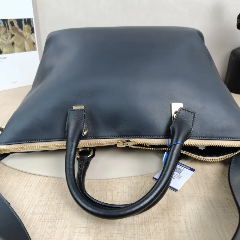 Chloé Shoulder Bag Shoulder Bag Beige Black Calfskin One Size30 × 14 × 23 cm — detail view 7 of 13