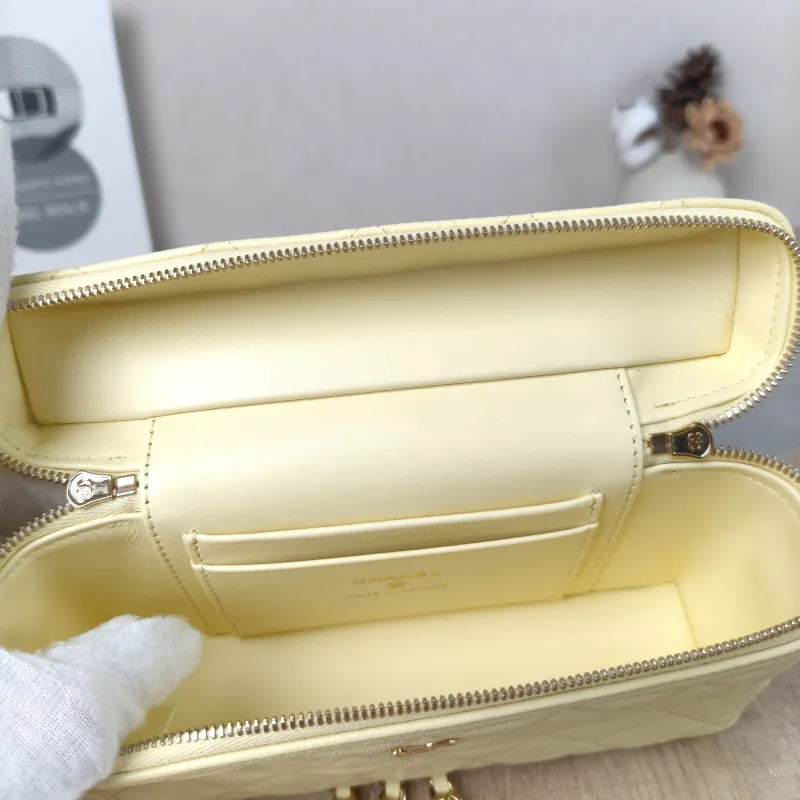 Chanel Crossbody Bag lp Yellow Grained Calfskin One Size 19.5 × 5 × 17 cm — detail view 9 of 11