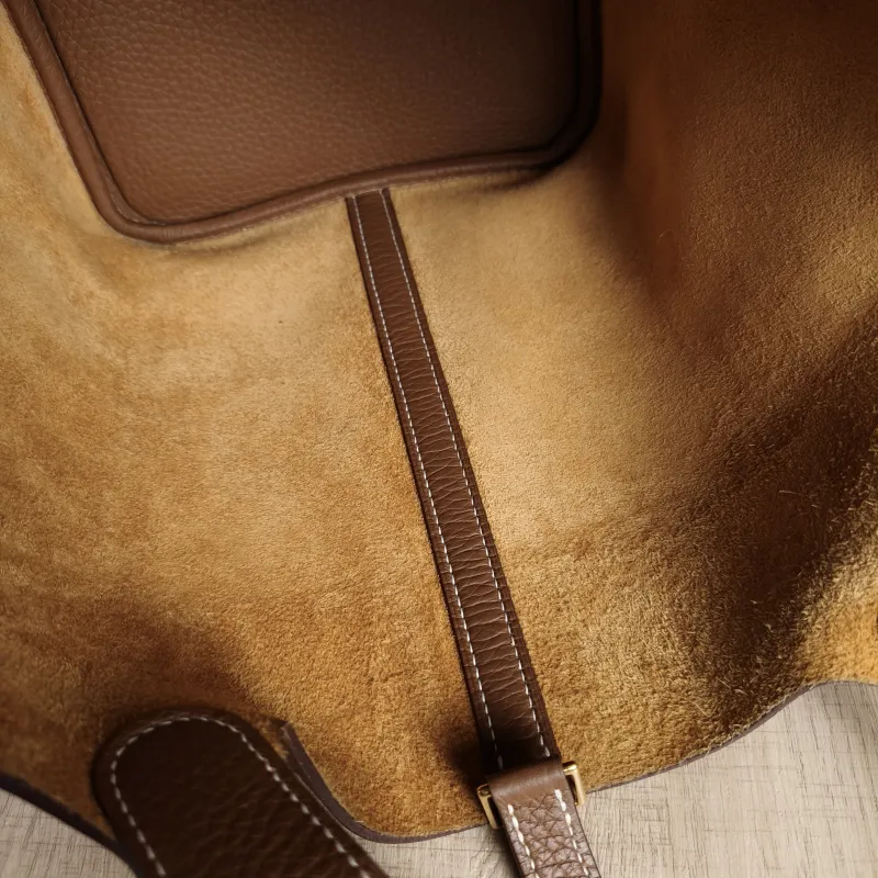 Hermès Top Handle Bag Picotin Lock 22 22 Clemence Taurillon TC Calfskin Medium22 × 18 × 21 cm — detail view 2 of 6