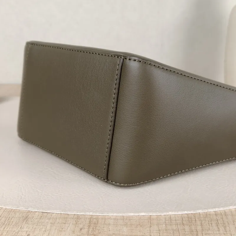 LOEWE Shoulder Bag Hammock hobo Green Calfskinmini28 × 9.5 × 17 cm — detail view 5 of 12