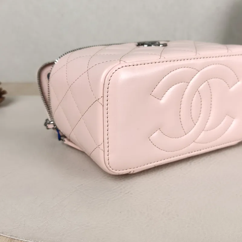 Chanel Crossbody Bag Edition Pink Calfskin Mini 16 × 8 × 9.5 cm — detail view 4 of 13