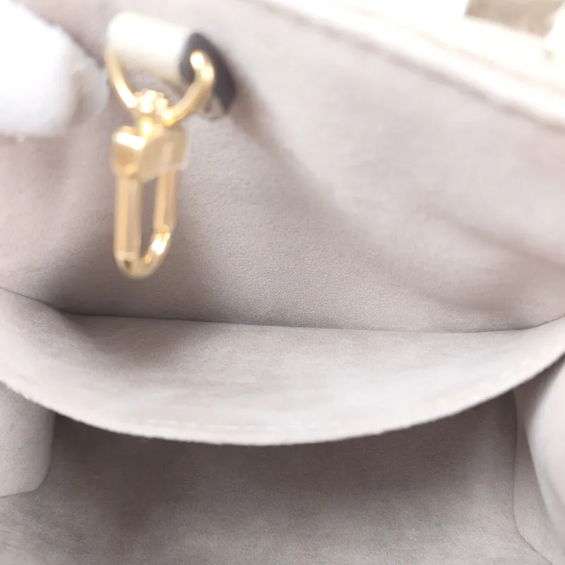Louis Vuitton Crossbody Bag Onthego BB · White Empreinte Embossed Calfskin BB 18 × 8.5 × 15 cm — detail view 8 of 10