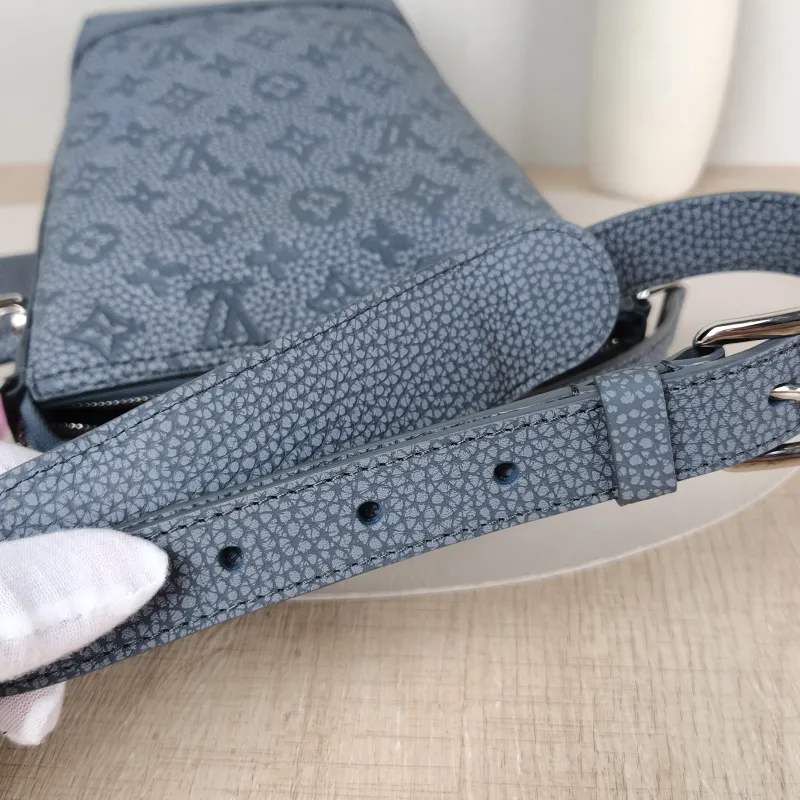 Louis Vuitton Shoulder Bag Hobo Cruiser Grey Calfskin Small 17 × 8.5 × 24 cm — detail view 2 of 9