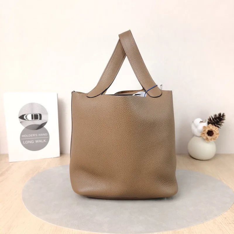 Hermès Top Handle Bag Picotin Lock 22 223G Taurillon Clemence TC Calfskin Medium22 × 17 × 21 cm — detail view 10 of 12