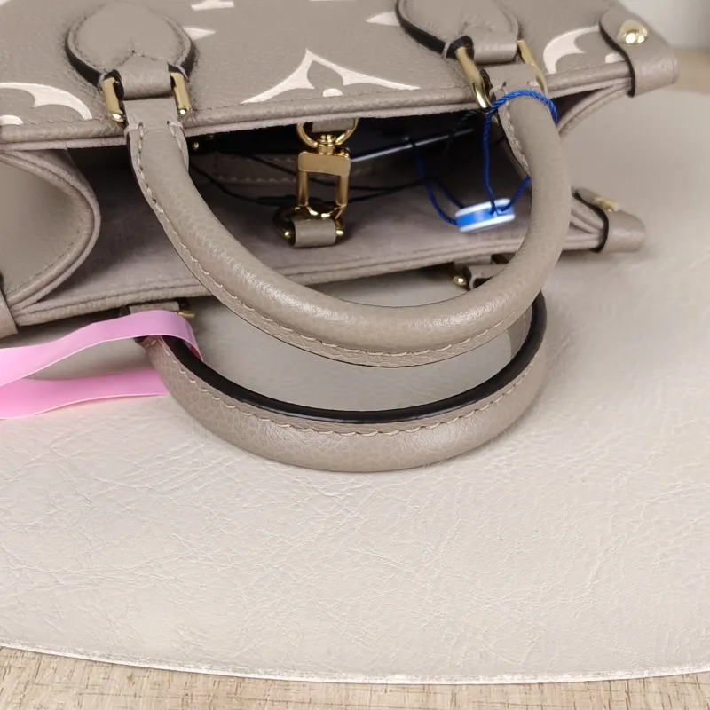 Louis Vuitton Crossbody Bag Onthego BB · White Empreinte Embossed Calfskin BB 18 × 8.5 × 15 cm — detail view 1 of 10