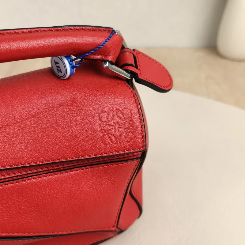 LOEWE Crossbody Bag Puzzle Red Calfskinmini18 × 8 × 12.5 cm — detail view 5 of 12