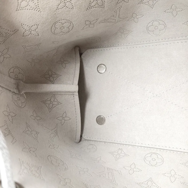 Louis Vuitton Crossbody Bag BELLA White Lambskin One Size 22 × 14 × 19 cm — detail view 10 of 11