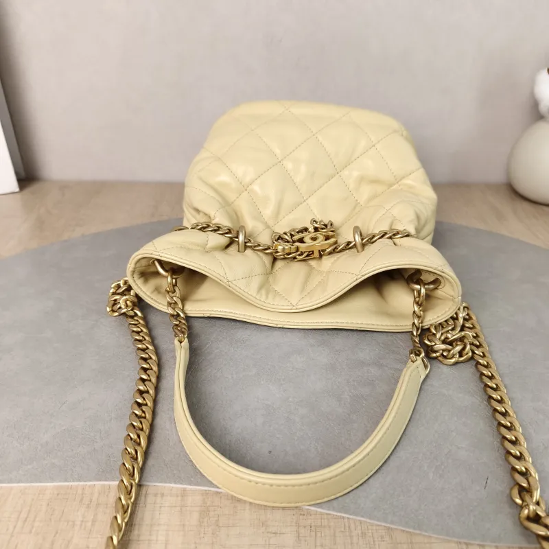 Chanel Shoulder Bag Bucket Bag Yellow Lambskin One Size 17 × 10 × 18.5 cm — detail view 4 of 13
