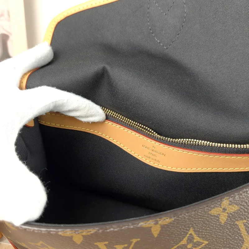 Louis Vuitton Crossbody Bag Diane Baguette Bag Shoulder Strap PVC Small 24 × 9 × 15 cm — detail view 5 of 14