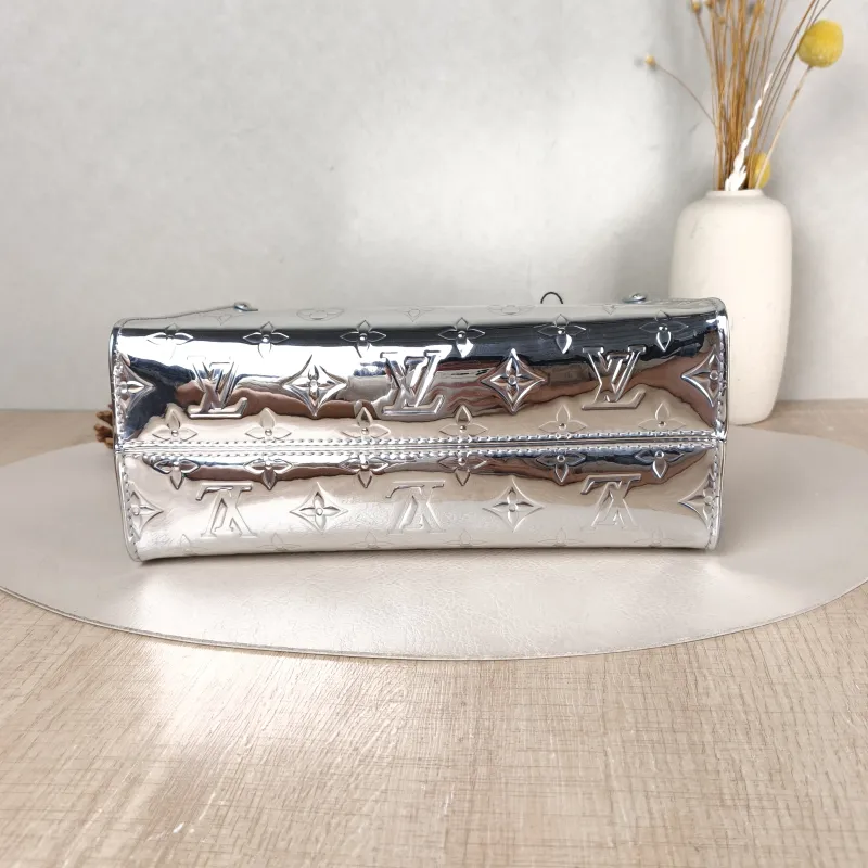 Louis Vuitton Top Handle Bag Onthego Silver Patent Leather Small 25 × 11.5 × 19 cm — cover view 3 of 5