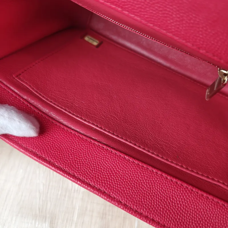 Chanel Crossbody Bag affinity Messenger Bag Red Grained Calfskin Medium 22 × 9.5 × 16 cm 25 — detail view 5 of 16