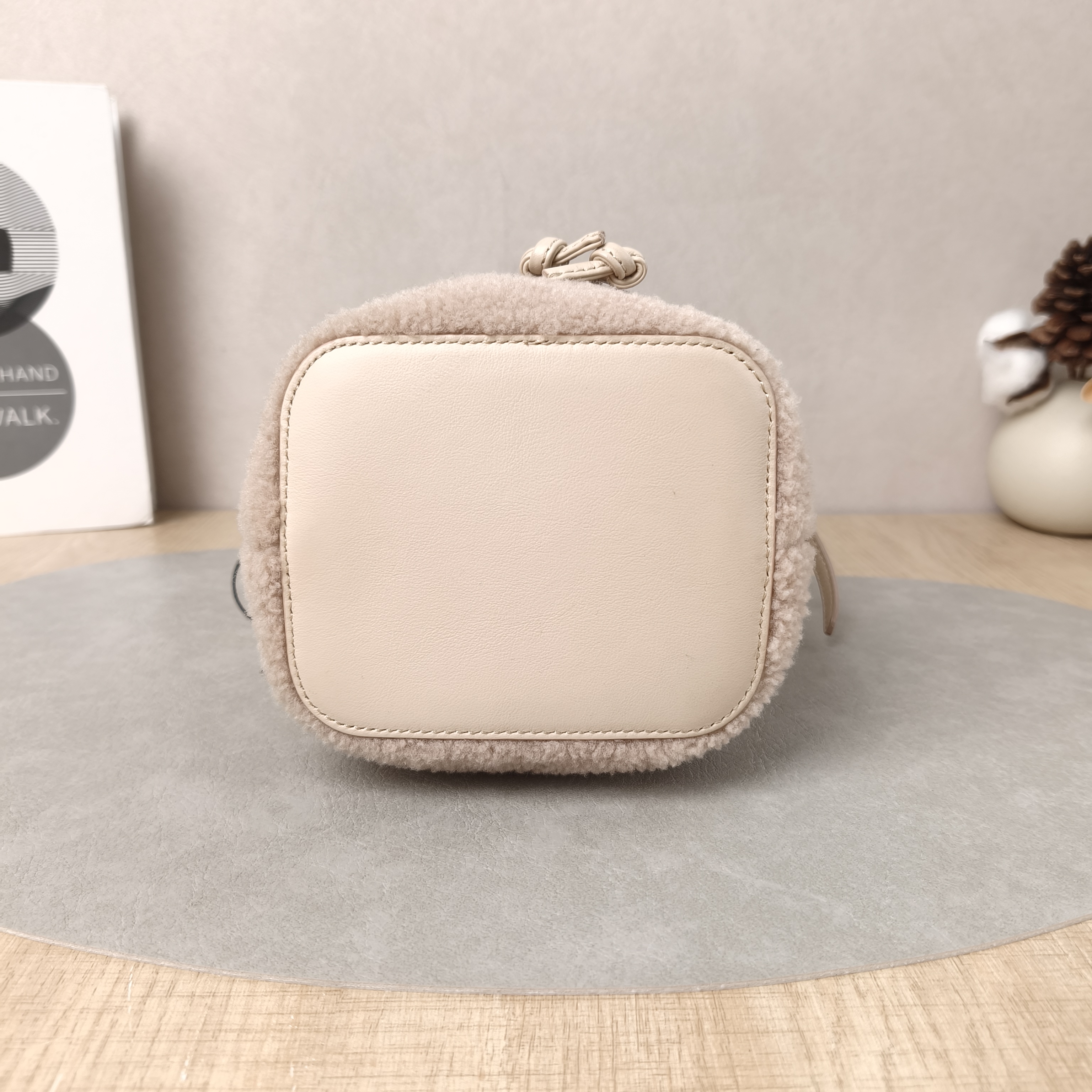 FENDI Crossbody Bag Mon Tresor Bucket Bag Lambskin mini12 × 10 × 18 cm — cover view 2 of 5
