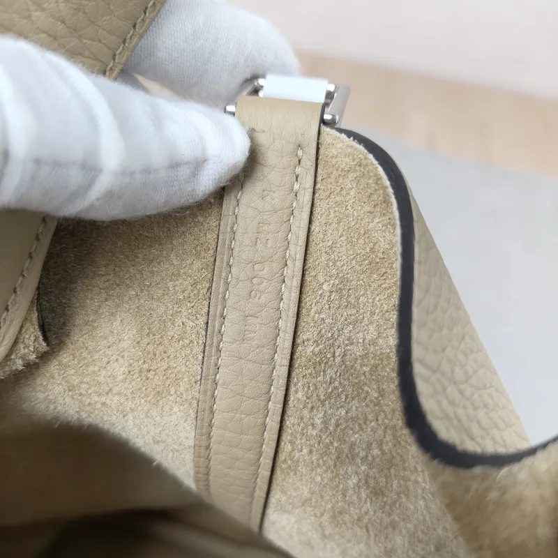Hermès Top Handle Bag Picotin Lock 22 22S2 Taurillon Clemence TC Calfskin Medium22 × 17 × 21 cm — detail view 6 of 17