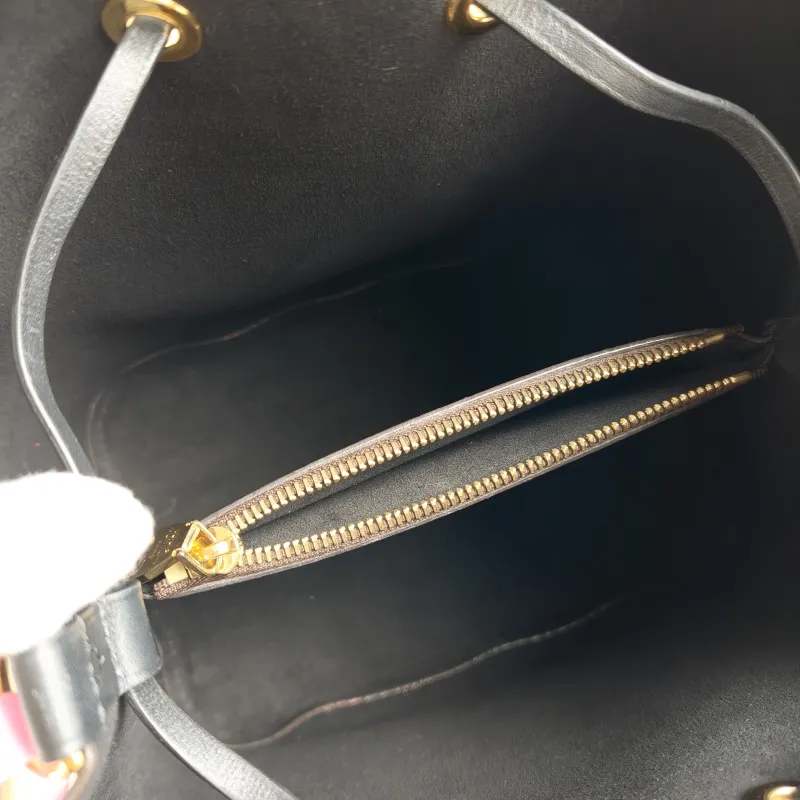 Louis Vuitton Shoulder Bag NÉONOÉ Bucket Bag Black PVC Medium 26 × 17.5 × 26 cm — detail view 2 of 11