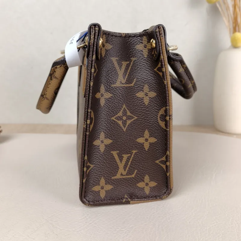 Louis Vuitton Crossbody Bag Onthego BB Monogram PVC BB 18 × 8.5 × 15 cm — detail view 2 of 11