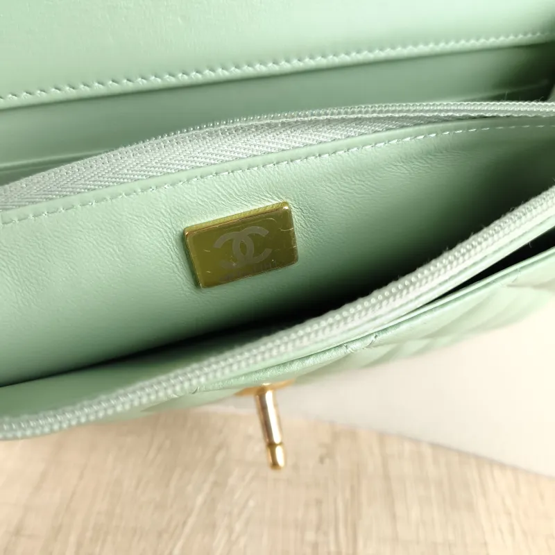 Chanel Crossbody Bag Edition woc Green Lambskin Mini 19.2 × 3.5 × 12.3 cm — detail view 12 of 13