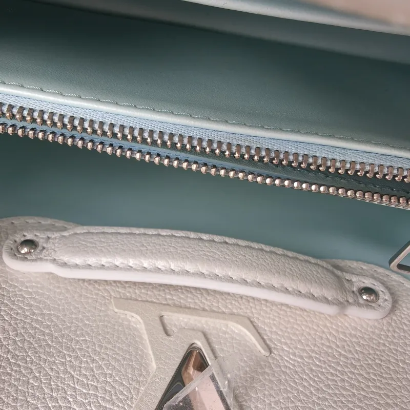 Louis Vuitton Top Handle Bag Capucines Calfskin BB 27 × 9 × 17.5 cm — detail view 10 of 15