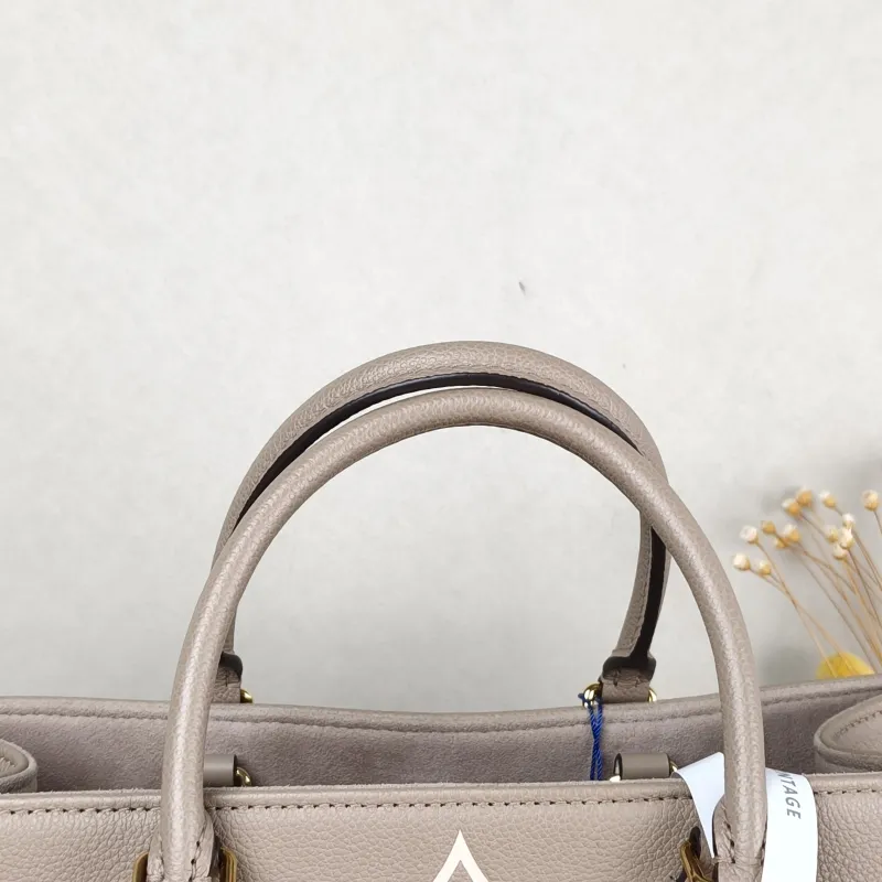 Louis Vuitton Shoulder Bag Onthego Medium · White Monogram Empreinte Embossed Calfskin Medium 35 × 14 × 27 cm — detail view 8 of 11